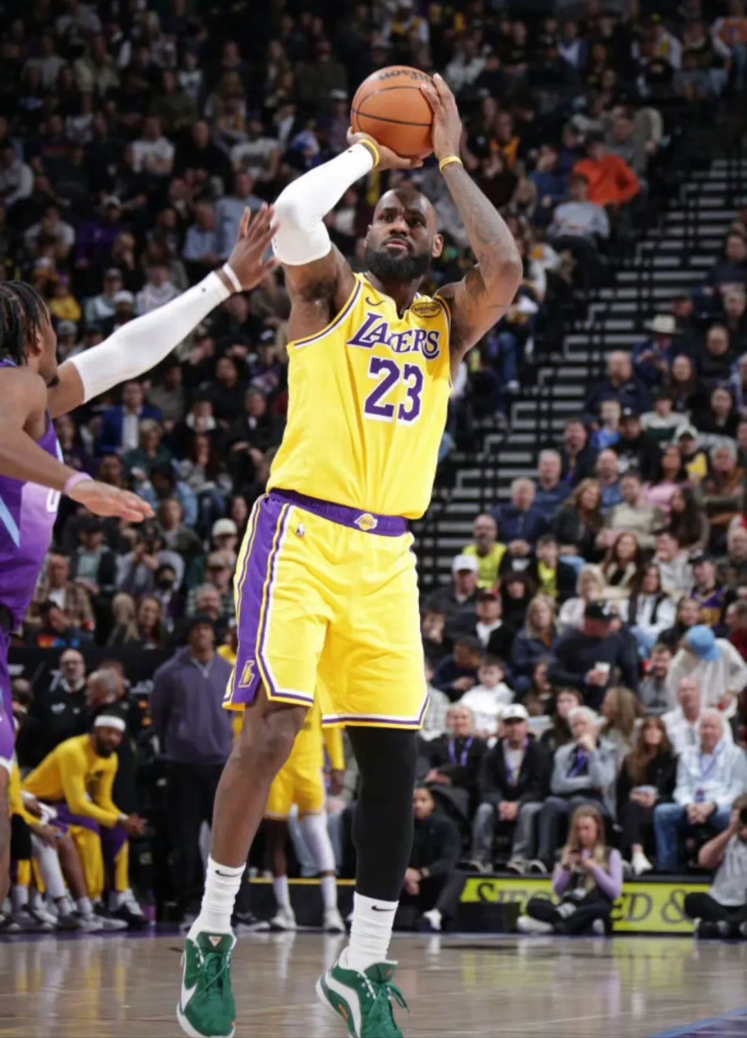 爱游戏官网詹姆斯回归赛场，出色防守首场状态亮眼，勇士观众沸腾！的简单介绍