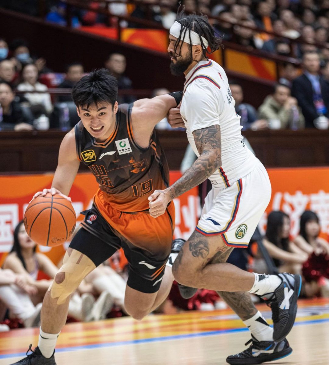 CBA常规赛赛程吃紧，明尼苏达森林狼清晨远射贴柱，底气十足，身体对抗强度拉满的简单介绍